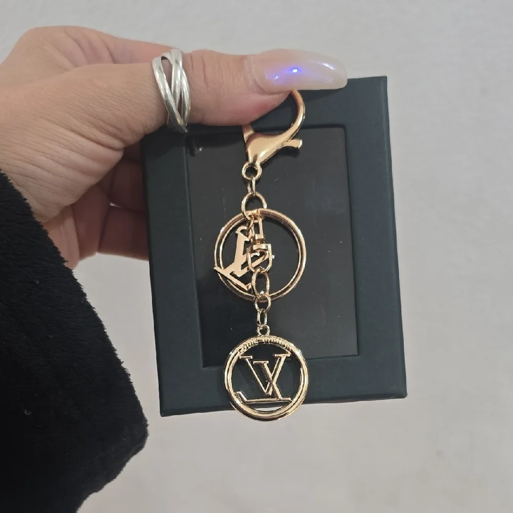Elegant Gold Key Holder with LV Charm UPCYCLED LV ZIP TAG - Picture 4 of 4
